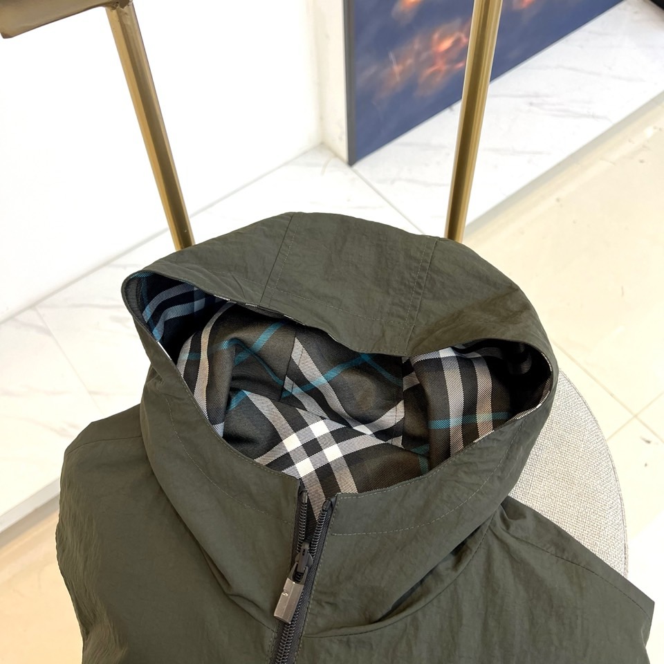 Bur巴宝莉、2025秋冬新品巴宝莉【双面穿】连帽夹克，以创新双面设计诠释英伦美学的多重魅力。一面采用品