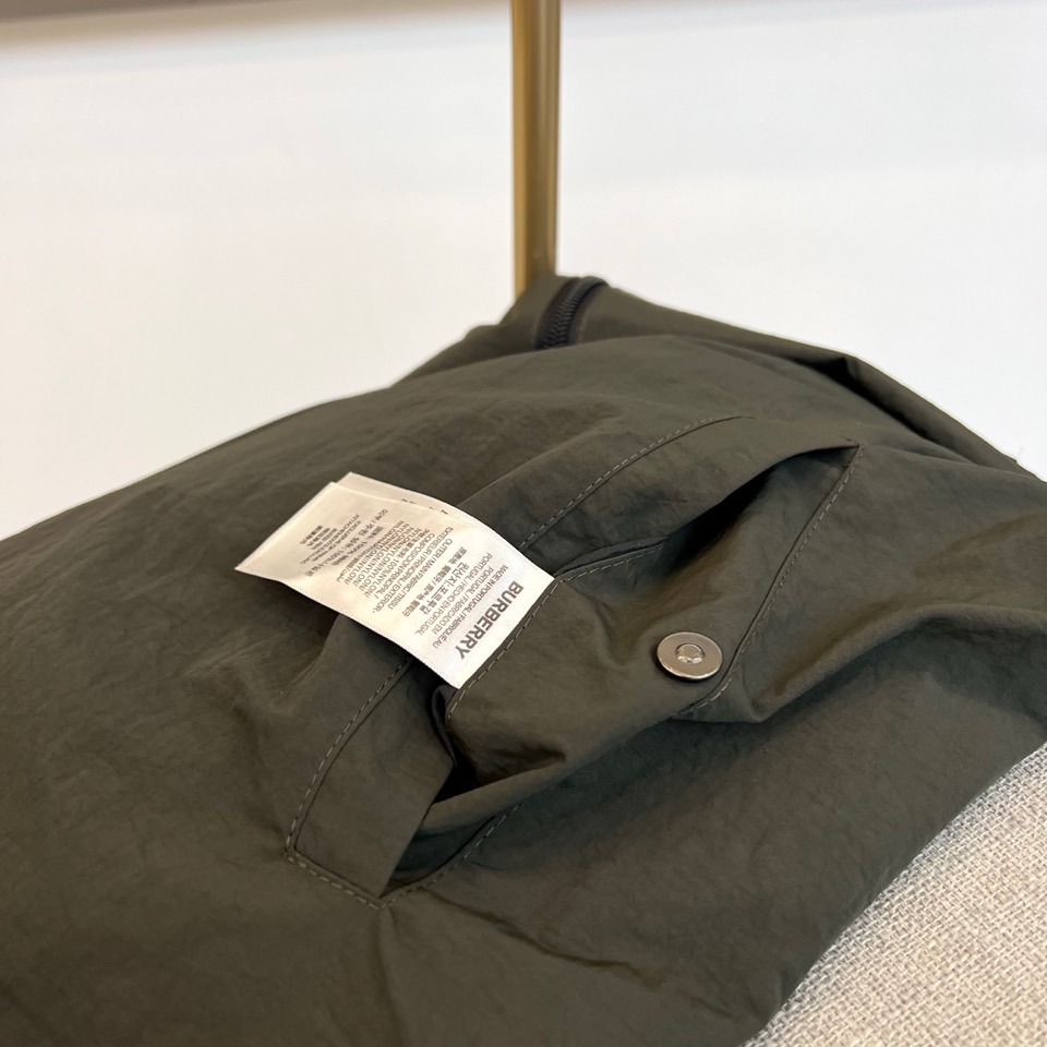 Bur巴宝莉、2025秋冬新品巴宝莉【双面穿】连帽夹克，以创新双面设计诠释英伦美学的多重魅力。一面采用品