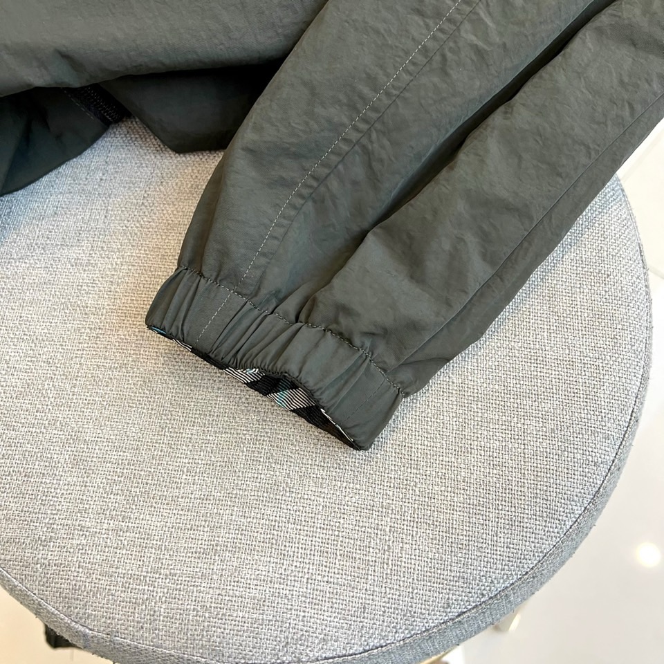 Bur巴宝莉、2025秋冬新品巴宝莉【双面穿】连帽夹克，以创新双面设计诠释英伦美学的多重魅力。一面采用品