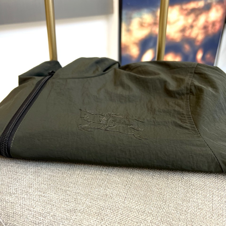 Bur巴宝莉、2025秋冬新品巴宝莉【双面穿】连帽夹克，以创新双面设计诠释英伦美学的多重魅力。一面采用品