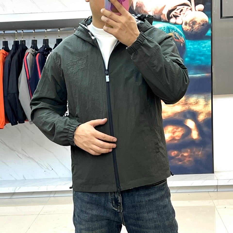 Bur巴宝莉、2025秋冬新品巴宝莉【双面穿】连帽夹克，以创新双面设计诠释英伦美学的多重魅力。一面采用品