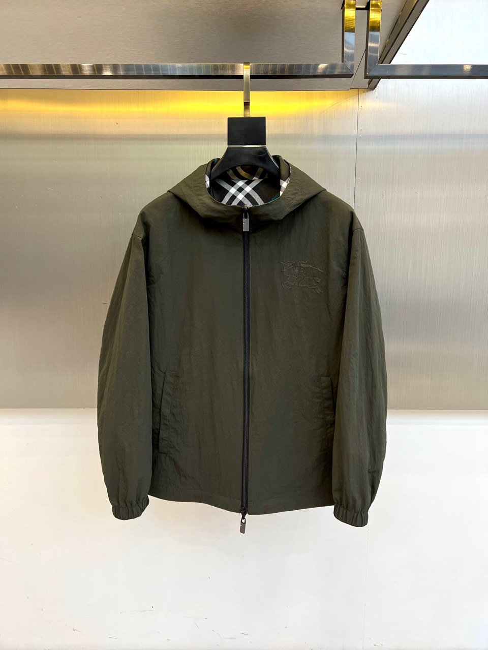 Bur巴宝莉、2025秋冬新品巴宝莉【双面穿】连帽夹克，以创新双面设计诠释英伦美学的多重魅力。一面采用品