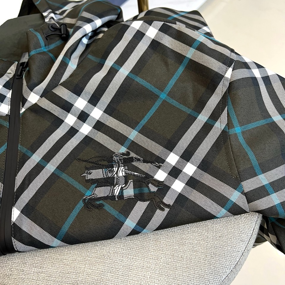 Bur巴宝莉、2025秋冬新品巴宝莉【双面穿】连帽夹克，以创新双面设计诠释英伦美学的多重魅力。一面采用品