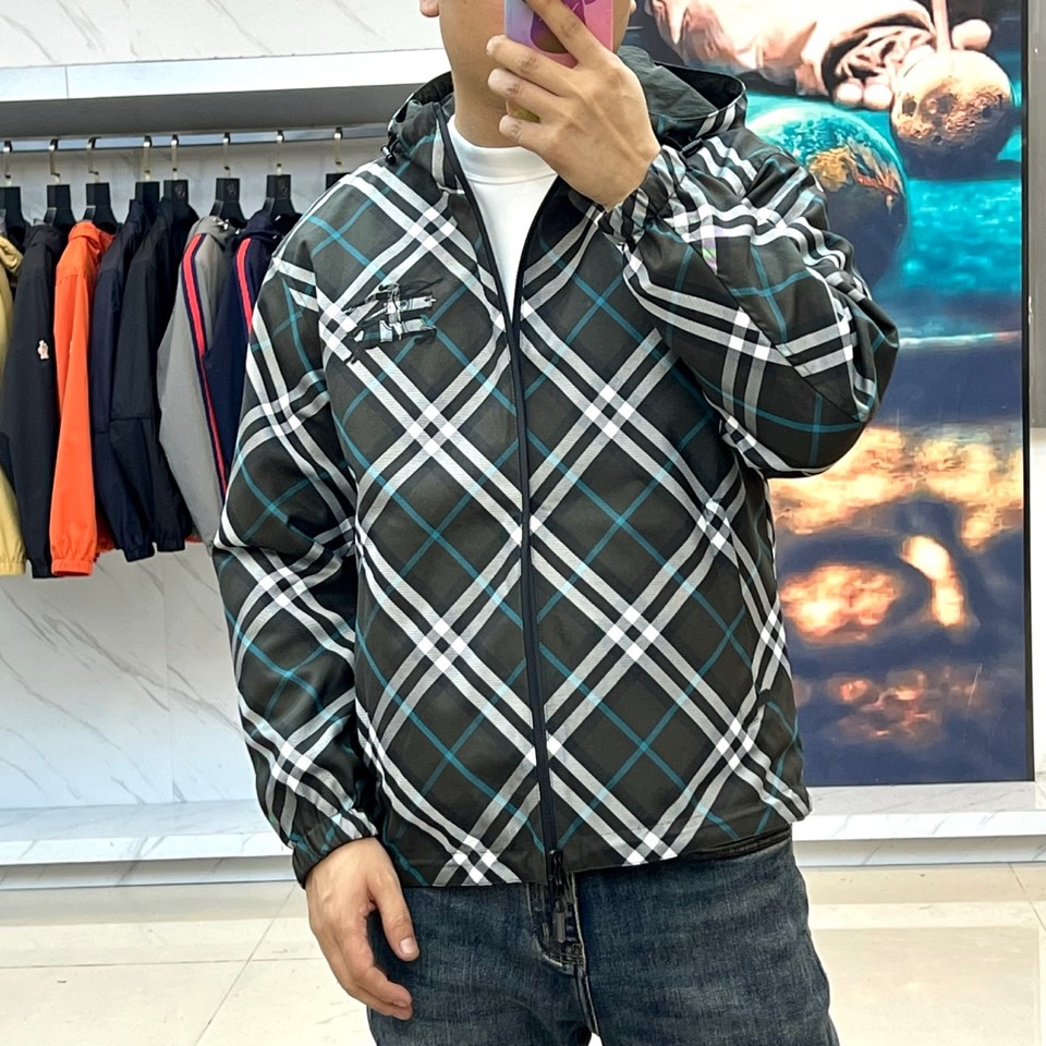 Bur巴宝莉、2025秋冬新品巴宝莉【双面穿】连帽夹克，以创新双面设计诠释英伦美学的多重魅力。一面采用品