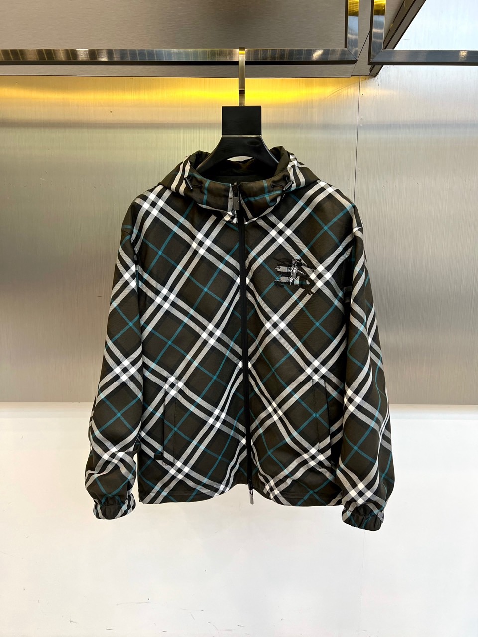 Bur巴宝莉、2025秋冬新品巴宝莉【双面穿】连帽夹克，以创新双面设计诠释英伦美学的多重魅力。一面采用品