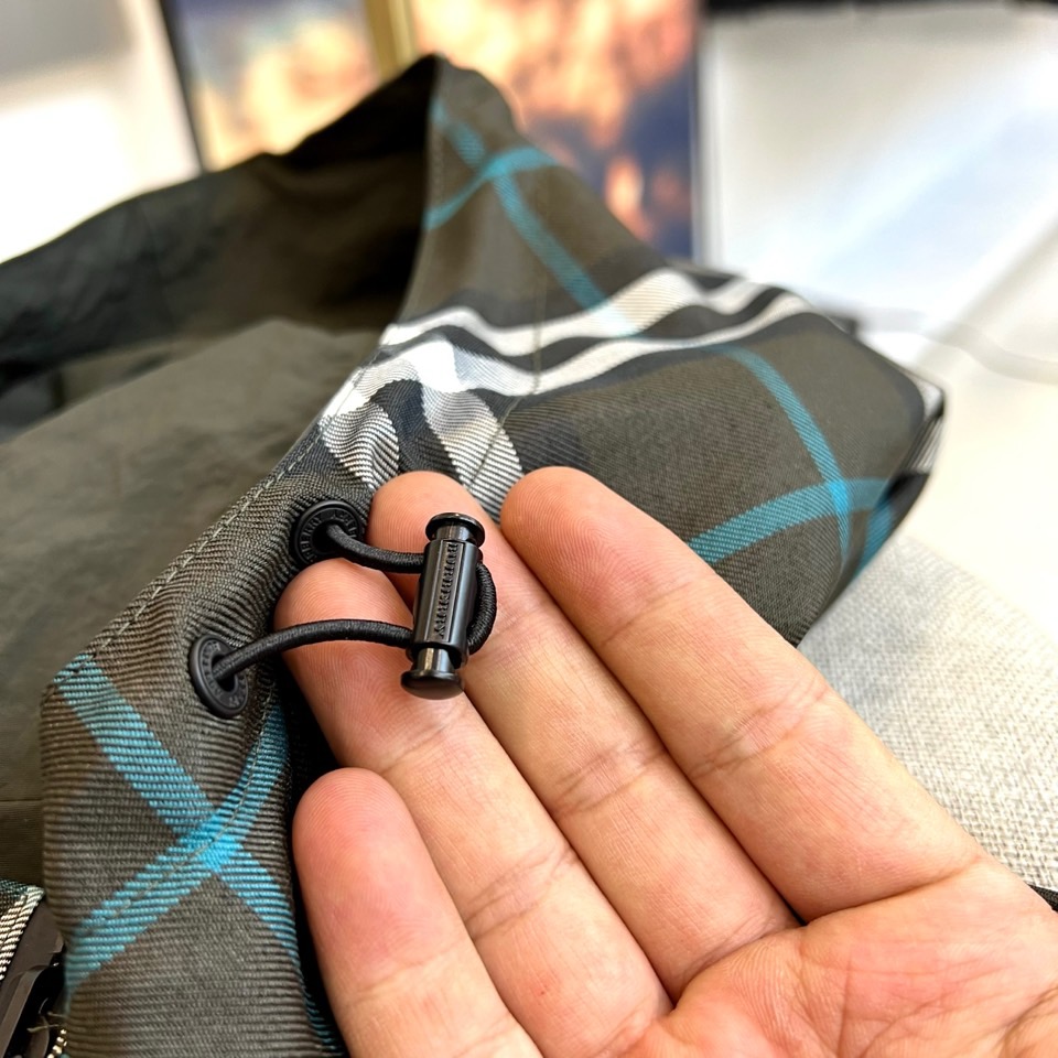 Bur巴宝莉、2025秋冬新品巴宝莉【双面穿】连帽夹克，以创新双面设计诠释英伦美学的多重魅力。一面采用品