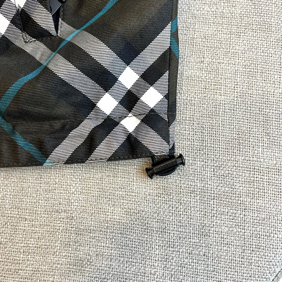 Bur巴宝莉、2025秋冬新品巴宝莉【双面穿】连帽夹克，以创新双面设计诠释英伦美学的多重魅力。一面采用品