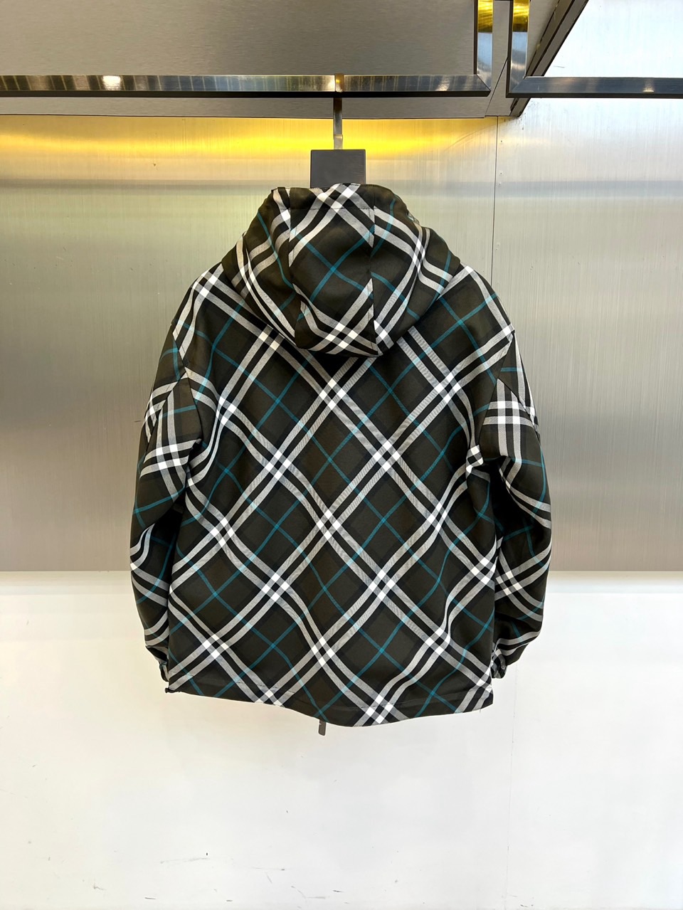 Bur巴宝莉、2025秋冬新品巴宝莉【双面穿】连帽夹克，以创新双面设计诠释英伦美学的多重魅力。一面采用品