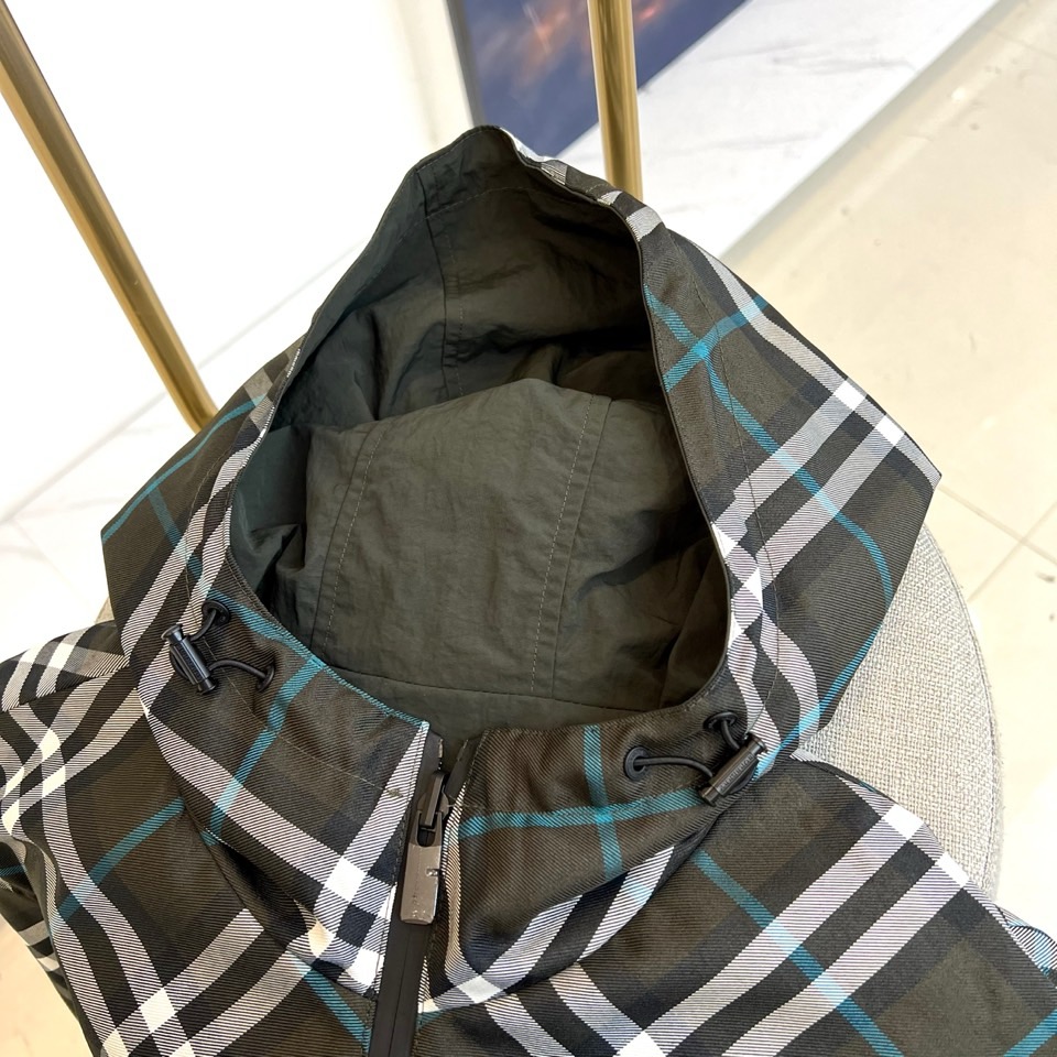 Bur巴宝莉、2025秋冬新品巴宝莉【双面穿】连帽夹克，以创新双面设计诠释英伦美学的多重魅力。一面采用品