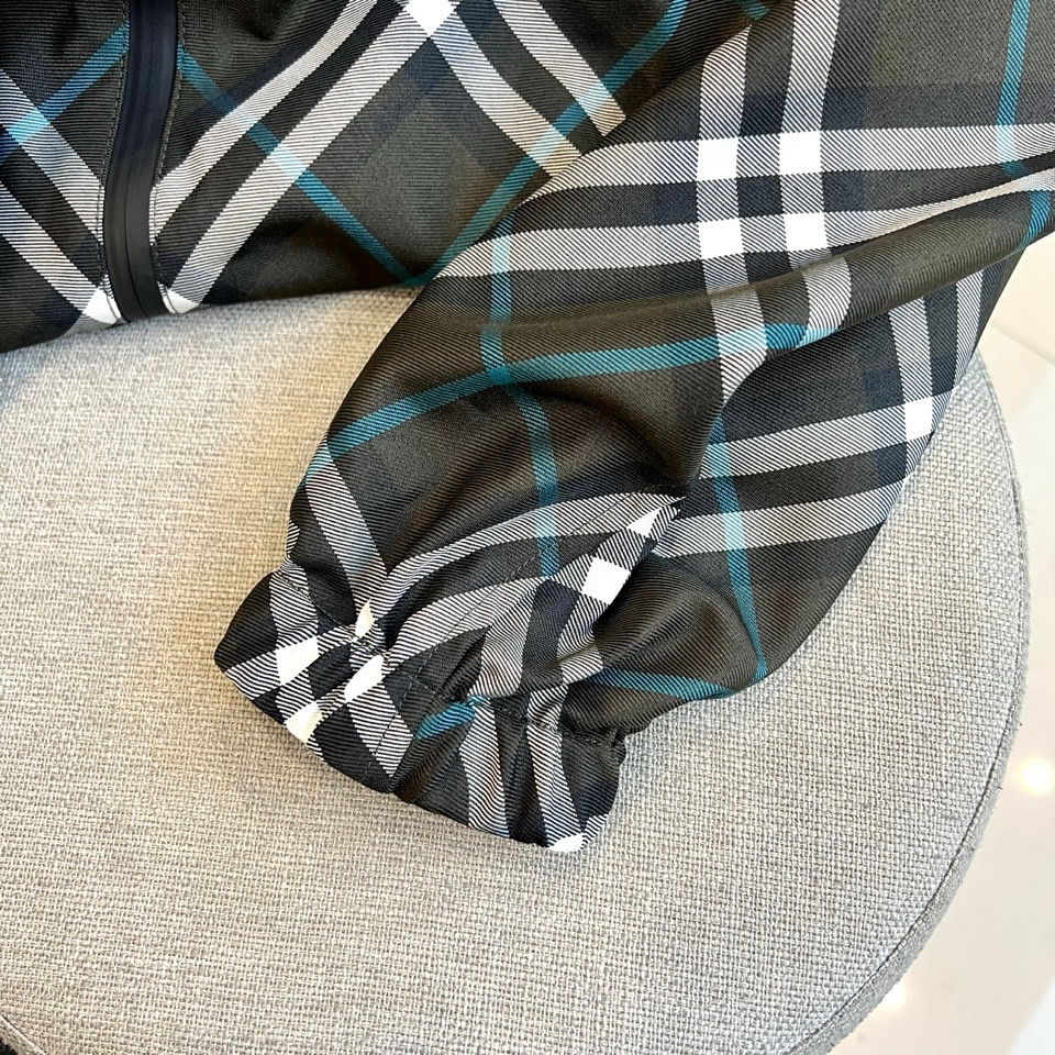 Bur巴宝莉、2025秋冬新品巴宝莉【双面穿】连帽夹克，以创新双面设计诠释英伦美学的多重魅力。一面采用品