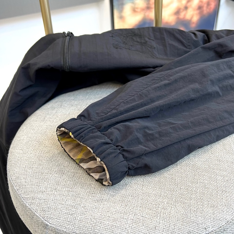 Bur巴宝莉、2025秋冬新品巴宝莉【双面穿】连帽夹克，以创新双面设计诠释英伦美学的多重魅力。一面采用品