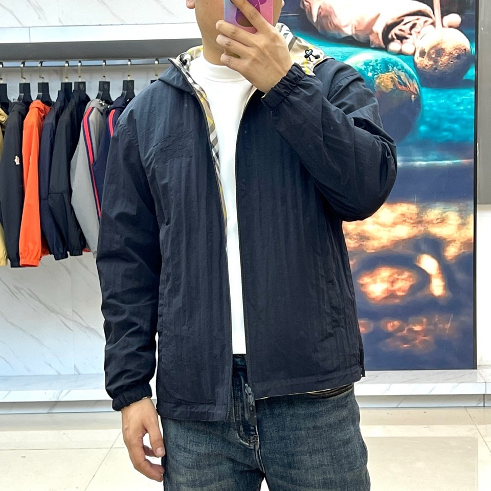 Bur巴宝莉、2025秋冬新品巴宝莉【双面穿】连帽夹克，以创新双面设计诠释英伦美学的多重魅力。一面采用品