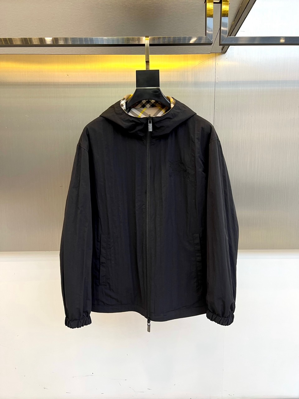 Bur巴宝莉、2025秋冬新品巴宝莉【双面穿】连帽夹克，以创新双面设计诠释英伦美学的多重魅力。一面采用品