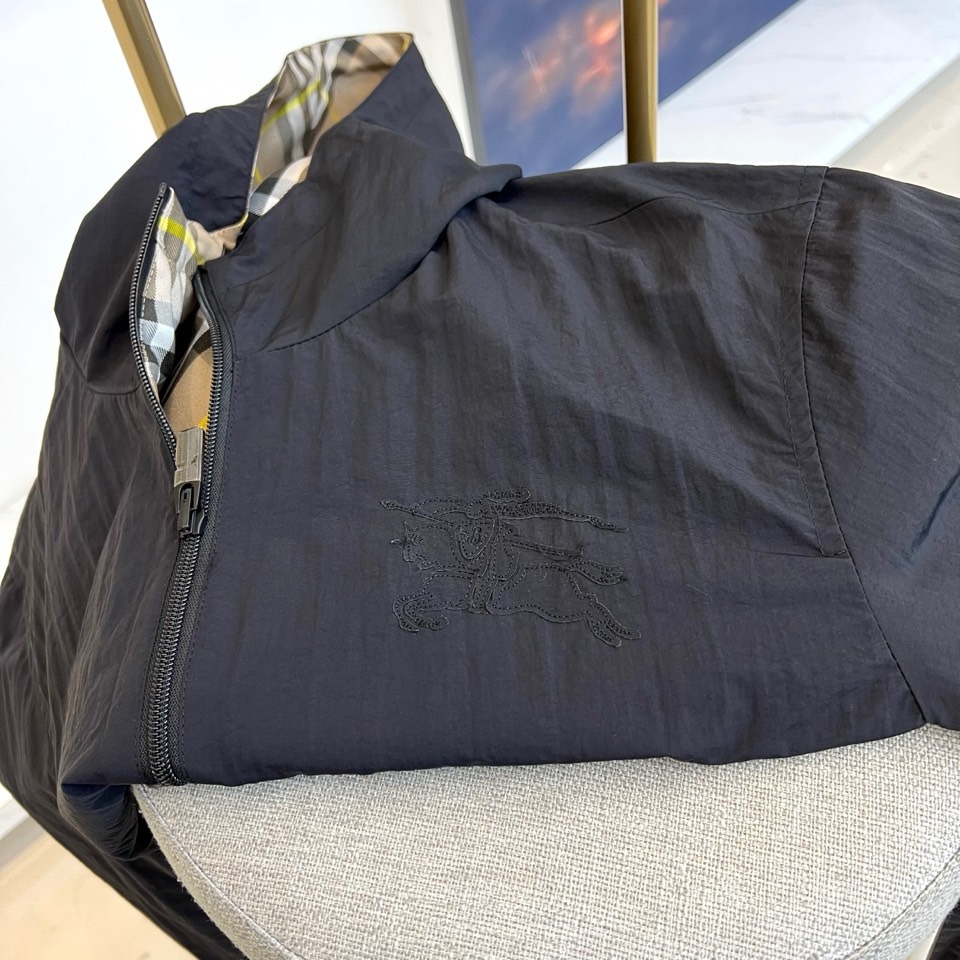 Bur巴宝莉、2025秋冬新品巴宝莉【双面穿】连帽夹克，以创新双面设计诠释英伦美学的多重魅力。一面采用品