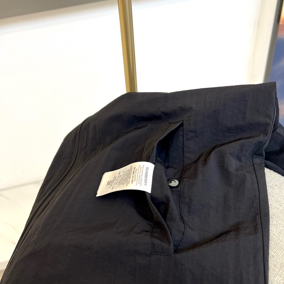 Bur巴宝莉、2025秋冬新品巴宝莉【双面穿】连帽夹克，以创新双面设计诠释英伦美学的多重魅力。一面采用品