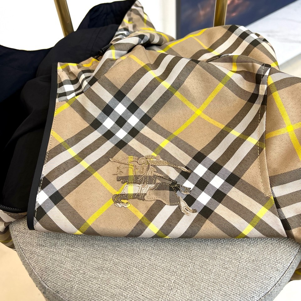 Bur巴宝莉、2025秋冬新品巴宝莉【双面穿】连帽夹克，以创新双面设计诠释英伦美学的多重魅力。一面采用品