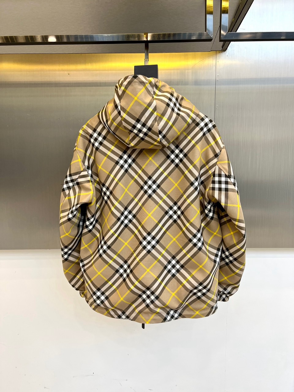 Bur巴宝莉、2025秋冬新品巴宝莉【双面穿】连帽夹克，以创新双面设计诠释英伦美学的多重魅力。一面采用品