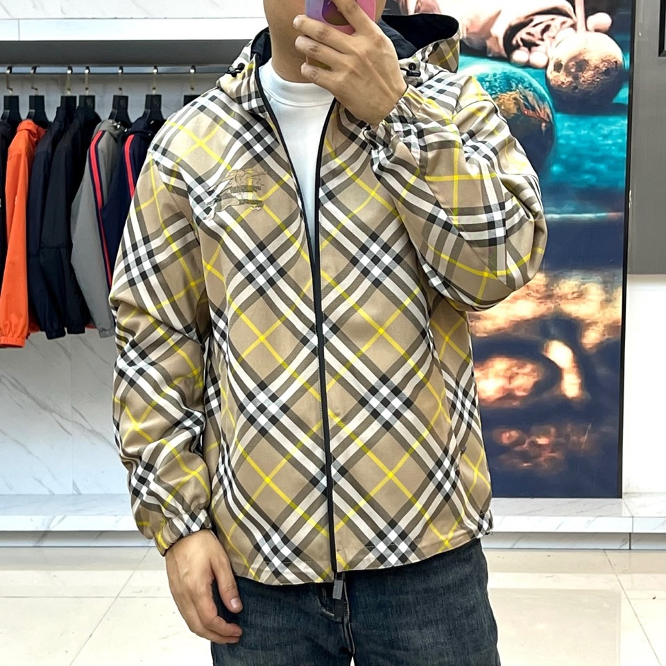 Bur巴宝莉、2025秋冬新品巴宝莉【双面穿】连帽夹克，以创新双面设计诠释英伦美学的多重魅力。一面采用品