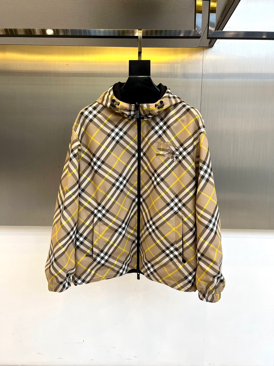 Bur巴宝莉、2025秋冬新品巴宝莉【双面穿】连帽夹克，以创新双面设计诠释英伦美学的多重魅力。一面采用品