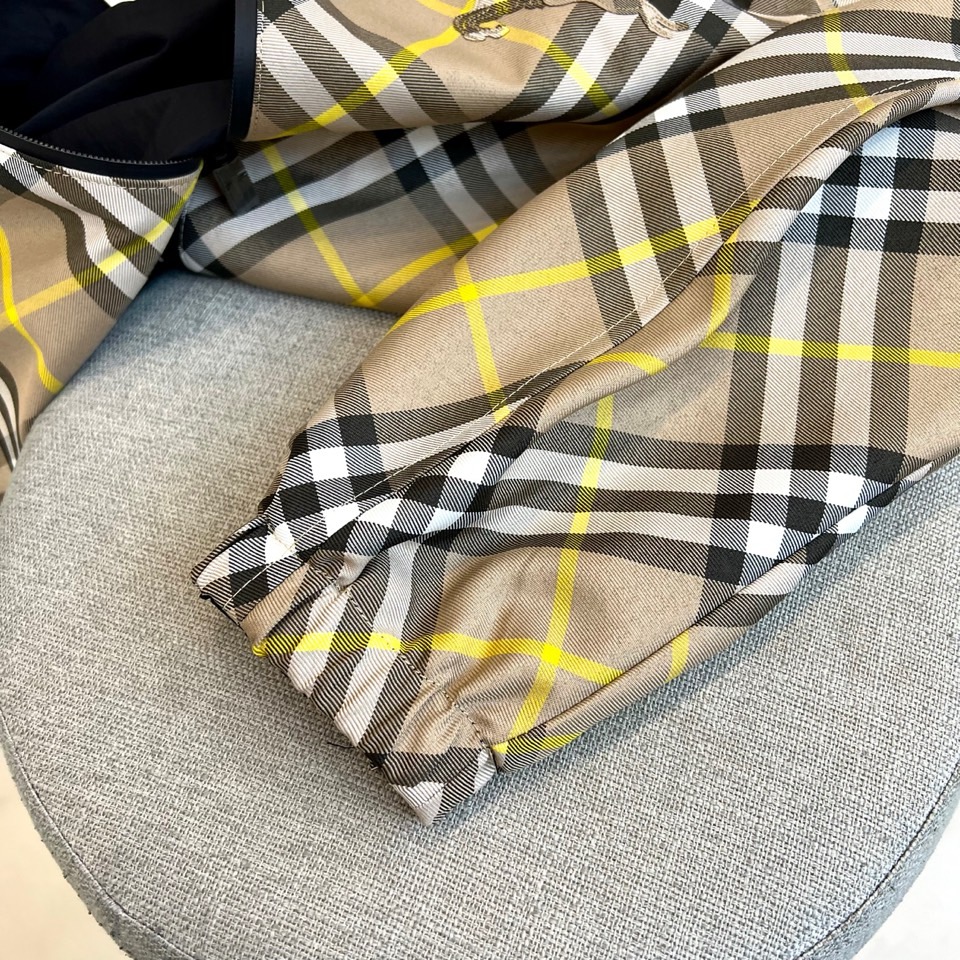 Bur巴宝莉、2025秋冬新品巴宝莉【双面穿】连帽夹克，以创新双面设计诠释英伦美学的多重魅力。一面采用品