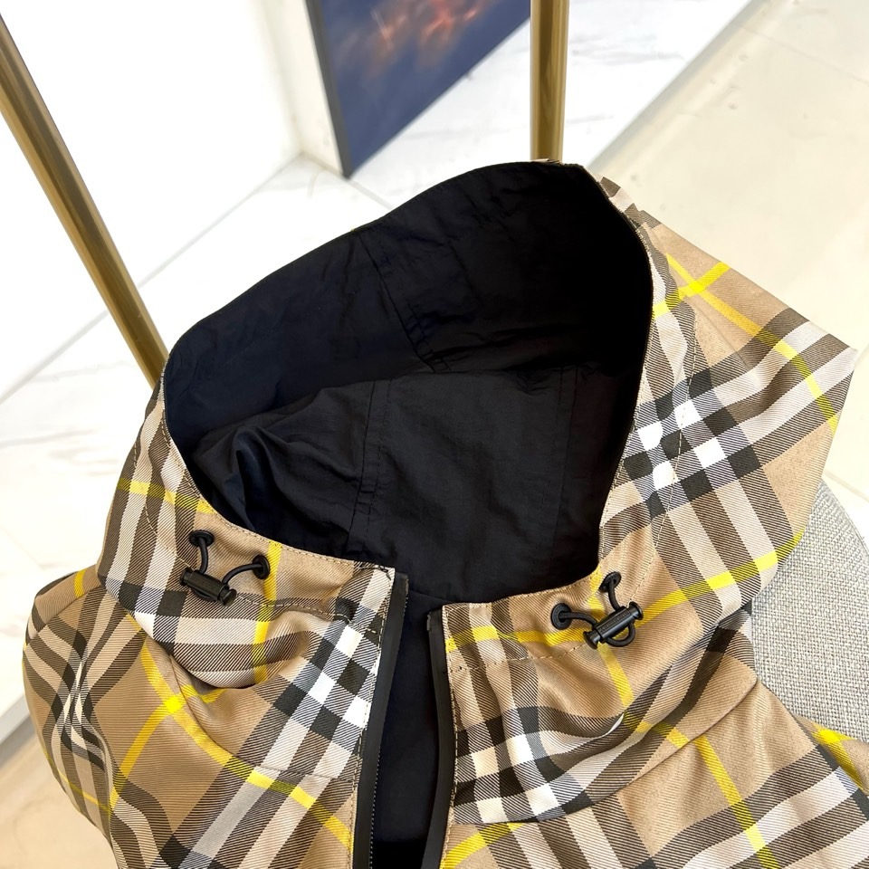 Bur巴宝莉、2025秋冬新品巴宝莉【双面穿】连帽夹克，以创新双面设计诠释英伦美学的多重魅力。一面采用品