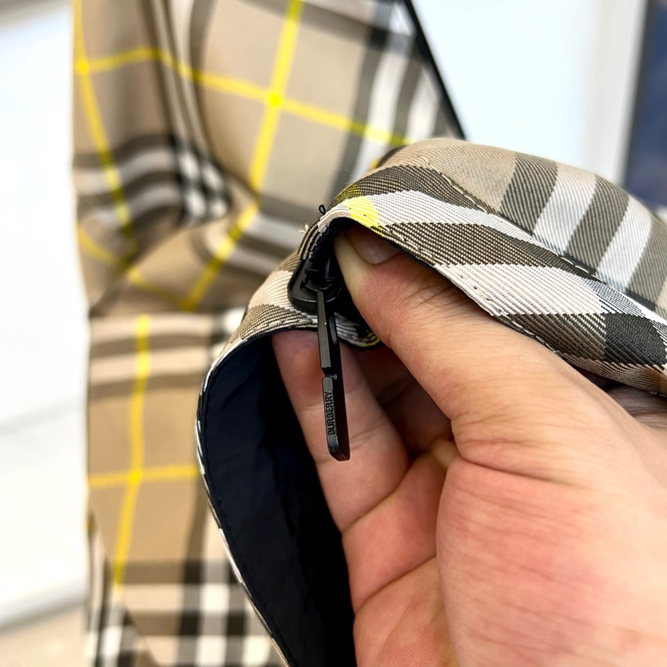 Bur巴宝莉、2025秋冬新品巴宝莉【双面穿】连帽夹克，以创新双面设计诠释英伦美学的多重魅力。一面采用品