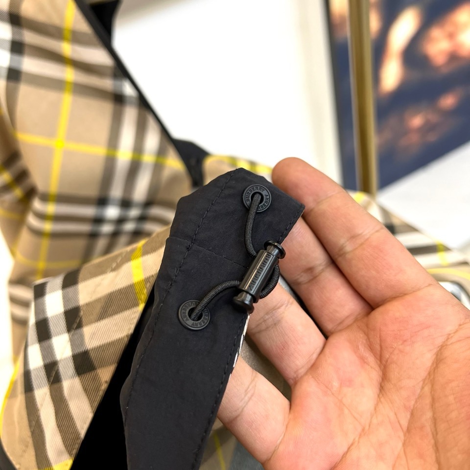 Bur巴宝莉、2025秋冬新品巴宝莉【双面穿】连帽夹克，以创新双面设计诠释英伦美学的多重魅力。一面采用品