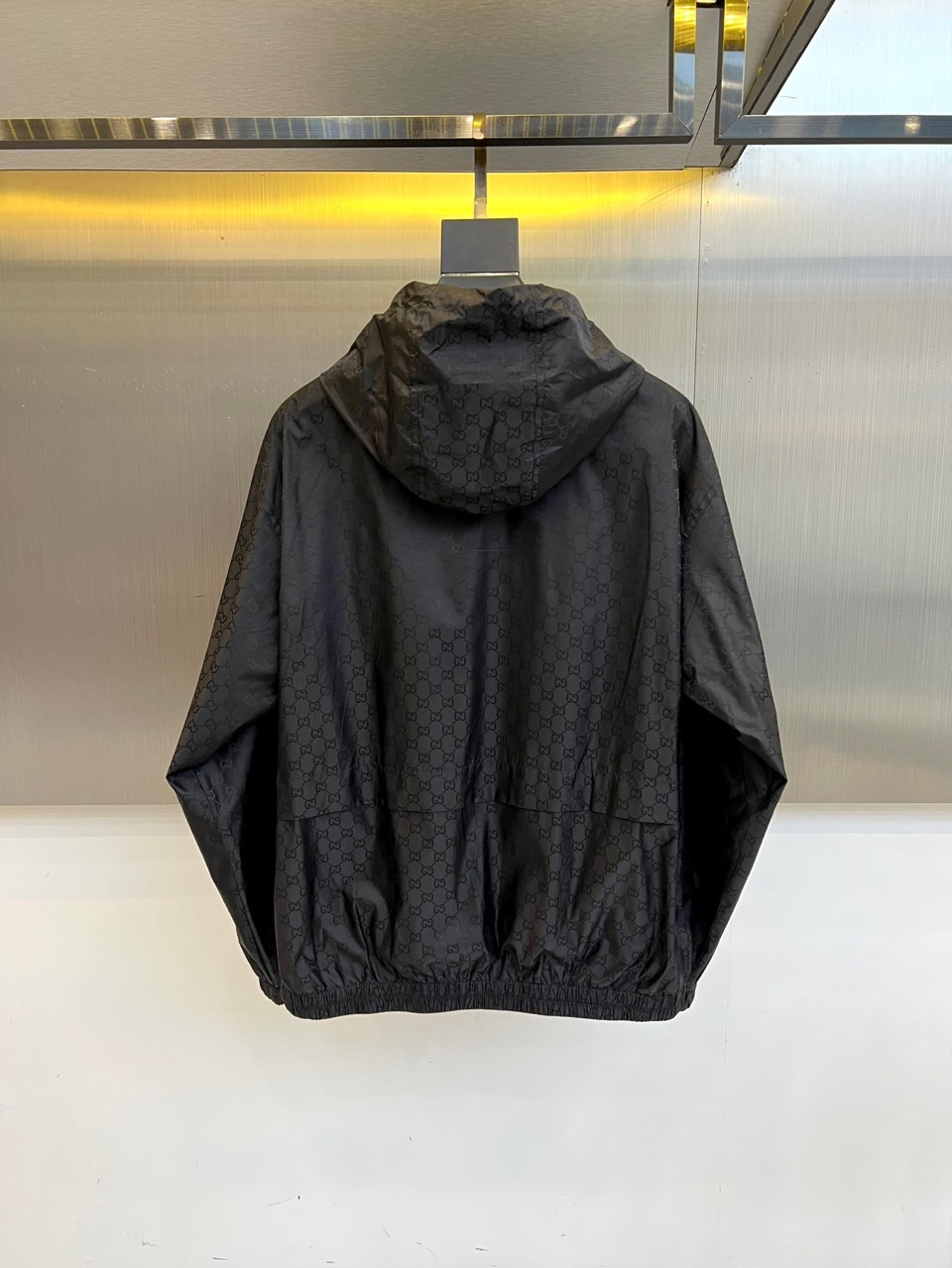 GUCI 古驰、双G图腾连帽夹克外套深棕底色铺满经典双G Monogram印花，高级棉质混纺打造挺括廓形