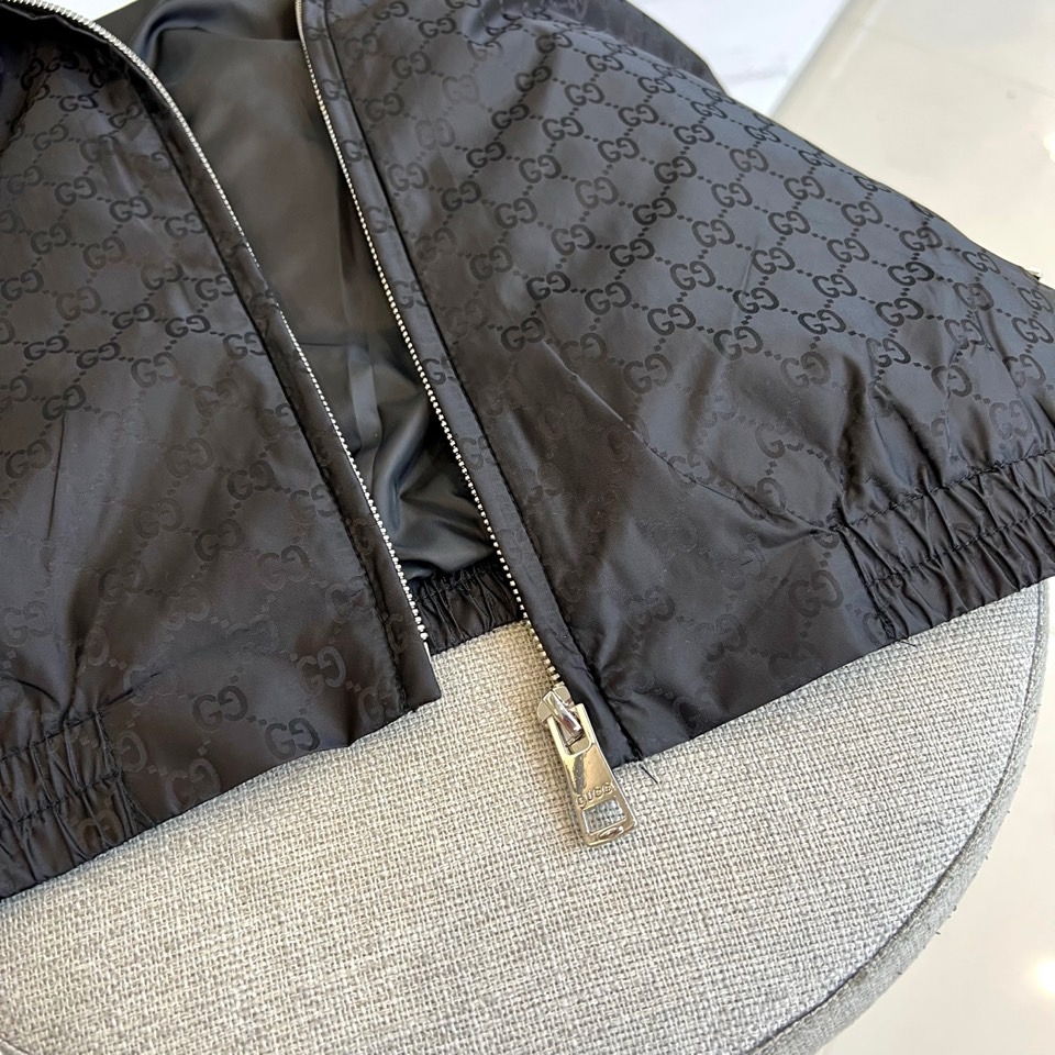 GUCI 古驰、双G图腾连帽夹克外套深棕底色铺满经典双G Monogram印花，高级棉质混纺打造挺括廓形