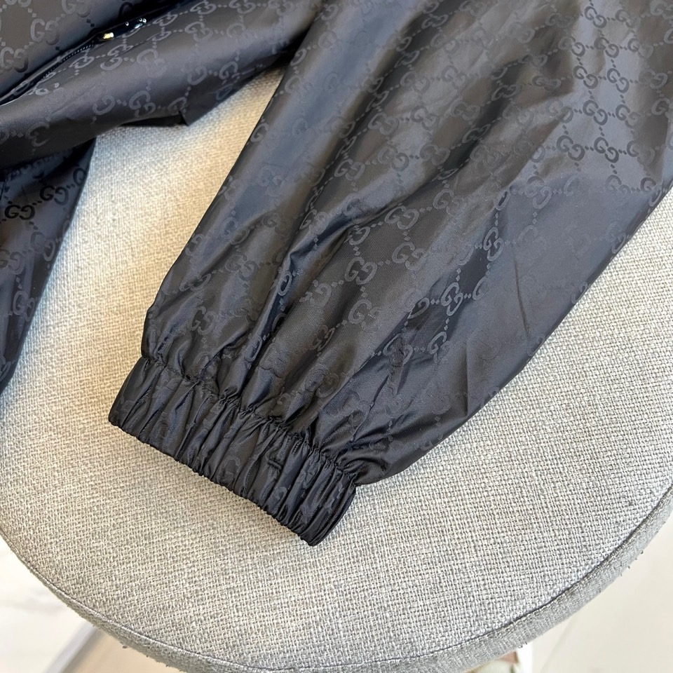 GUCI 古驰、双G图腾连帽夹克外套深棕底色铺满经典双G Monogram印花，高级棉质混纺打造挺括廓形