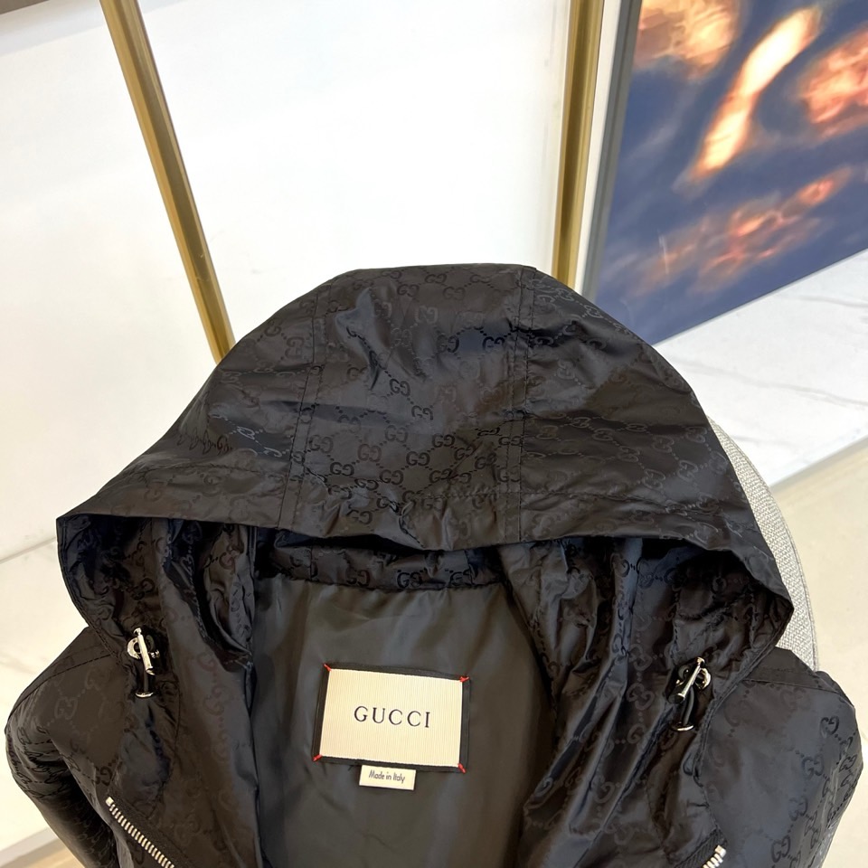 GUCI 古驰、双G图腾连帽夹克外套深棕底色铺满经典双G Monogram印花，高级棉质混纺打造挺括廓形