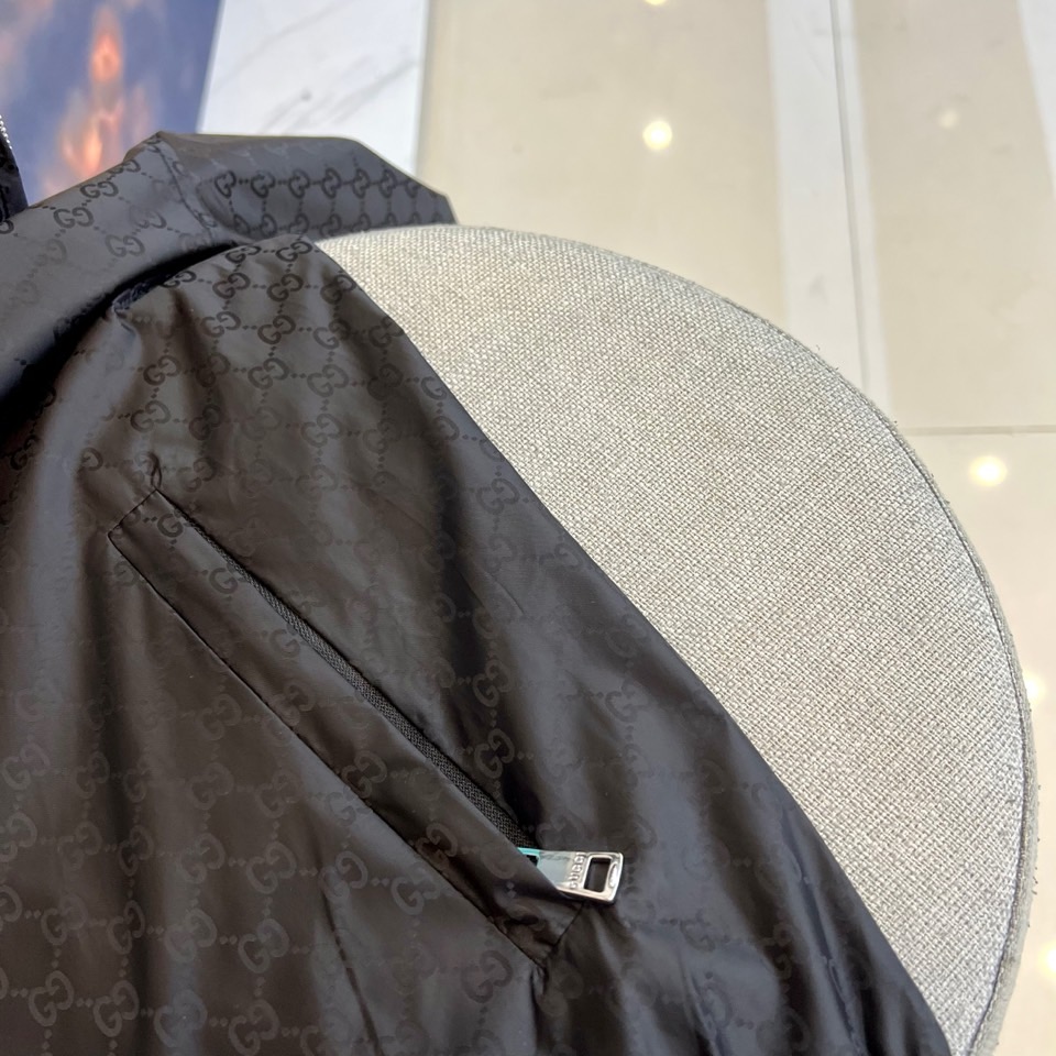 GUCI 古驰、双G图腾连帽夹克外套深棕底色铺满经典双G Monogram印花，高级棉质混纺打造挺括廓形