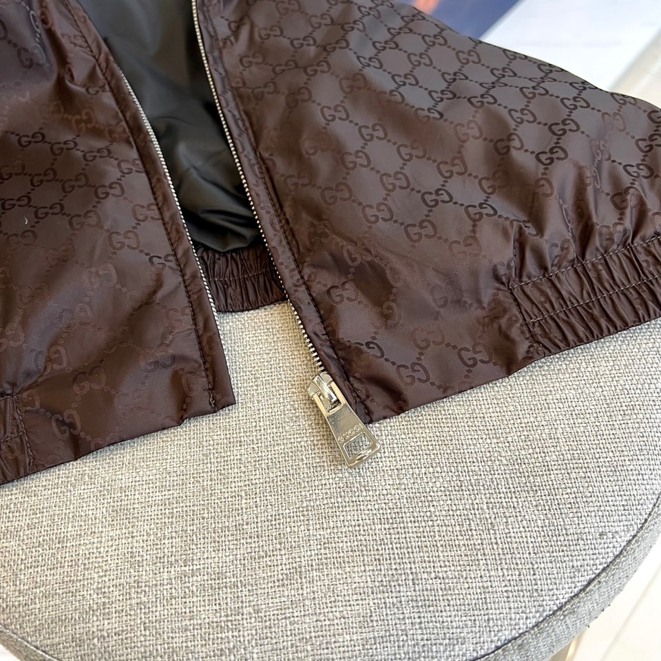 GUCI 古驰、双G图腾连帽夹克外套深棕底色铺满经典双G Monogram印花，高级棉质混纺打造挺括廓形
