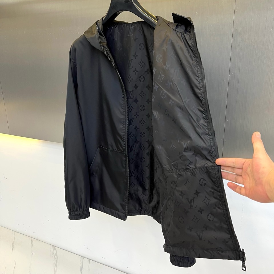 1v、驴家25s秋冬新品发售 双面夹克外套 ，一衣双面。 暗夜黑 × 经典老花 | 双面哲学▫️ 暗夜面