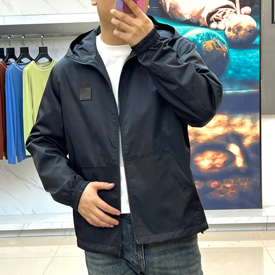 1v、驴家25s秋冬新品发售 双面夹克外套 ，一衣双面。 暗夜黑 × 经典老花 | 双面哲学▫️ 暗夜面