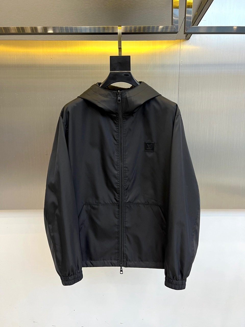 1v、驴家25s秋冬新品发售 双面夹克外套 ，一衣双面。 暗夜黑 × 经典老花 | 双面哲学▫️ 暗夜面