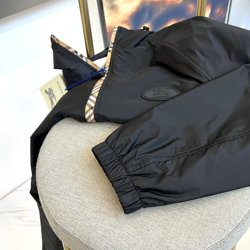 BURBERY巴宝、25s连帽夹克，沉稳黑色基调搭配轻盈尼龙面料，完美平衡商务与休闲风格。标志性连帽设计