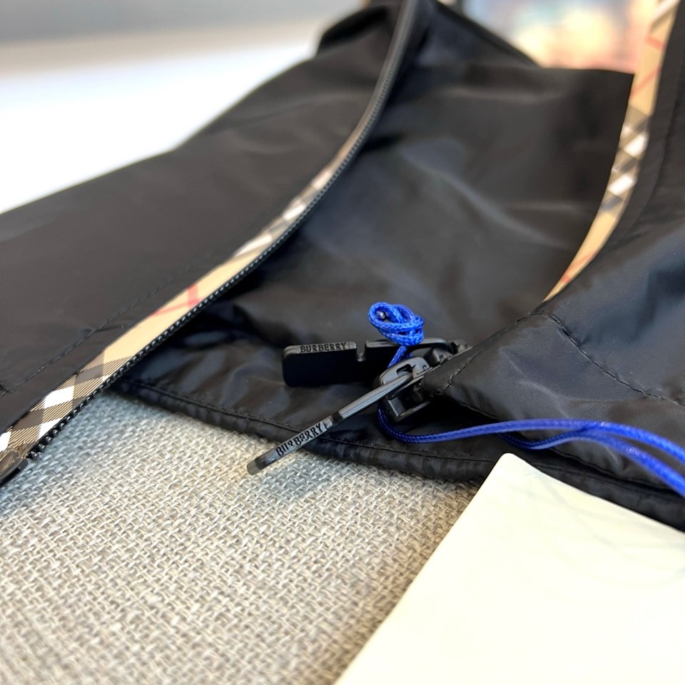 BURBERY巴宝、25s连帽夹克，沉稳黑色基调搭配轻盈尼龙面料，完美平衡商务与休闲风格。标志性连帽设计