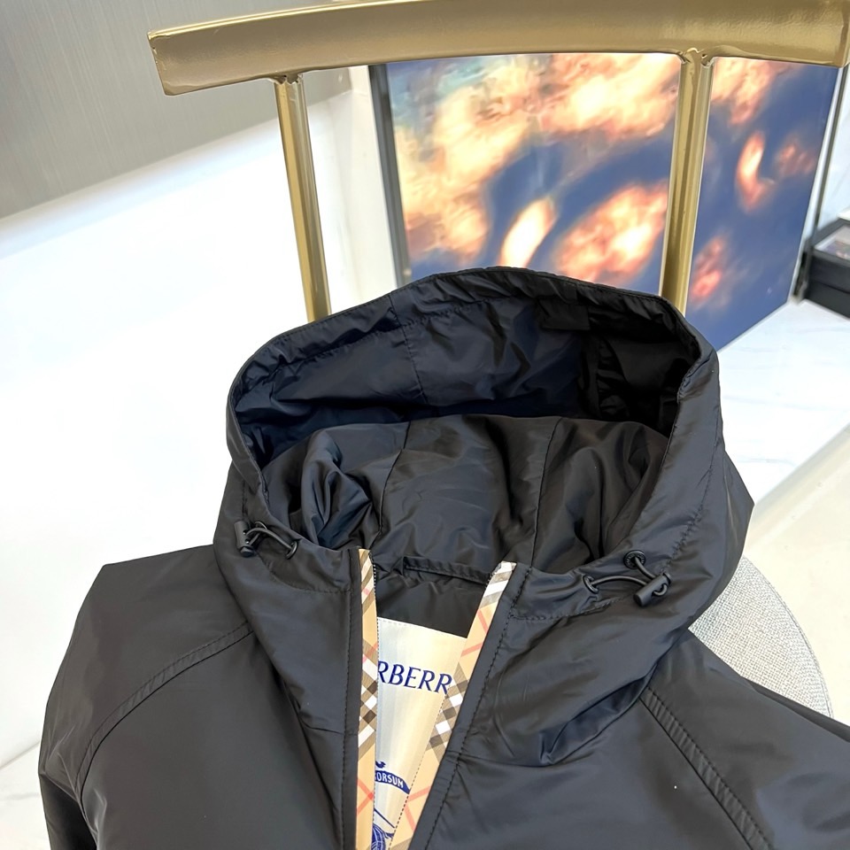 BURBERY巴宝、25s连帽夹克，沉稳黑色基调搭配轻盈尼龙面料，完美平衡商务与休闲风格。标志性连帽设计