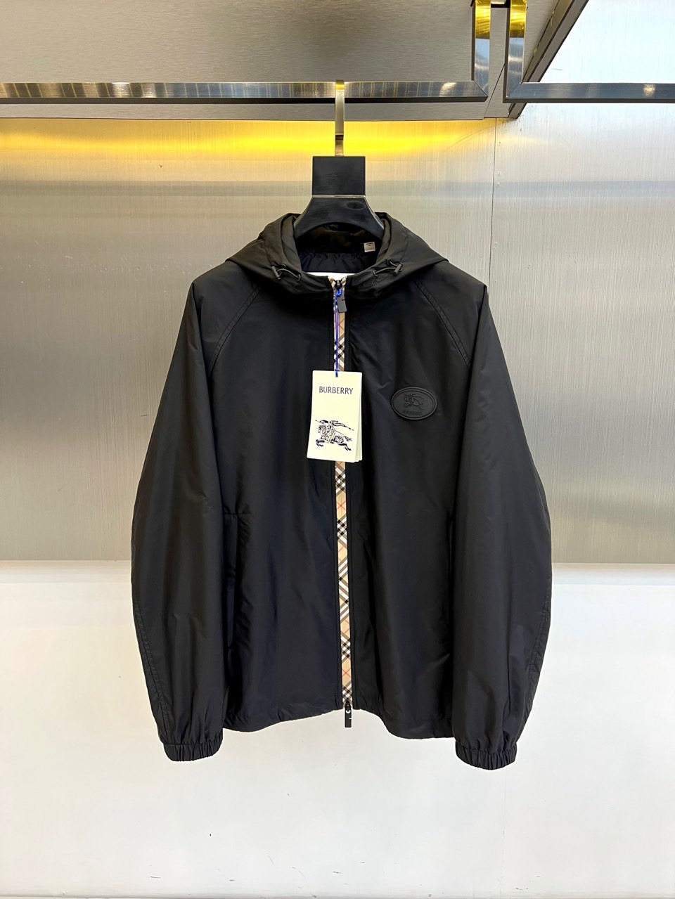 BURBERY巴宝、25s连帽夹克，沉稳黑色基调搭配轻盈尼龙面料，完美平衡商务与休闲风格。标志性连帽设计