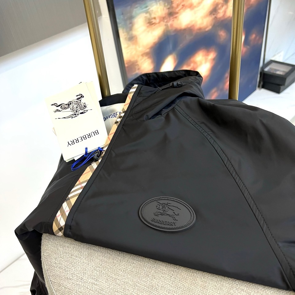 BURBERY巴宝、25s连帽夹克，沉稳黑色基调搭配轻盈尼龙面料，完美平衡商务与休闲风格。标志性连帽设计