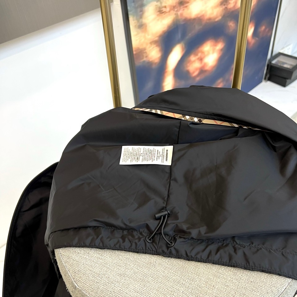 BURBERY巴宝、25s连帽夹克，沉稳黑色基调搭配轻盈尼龙面料，完美平衡商务与休闲风格。标志性连帽设计