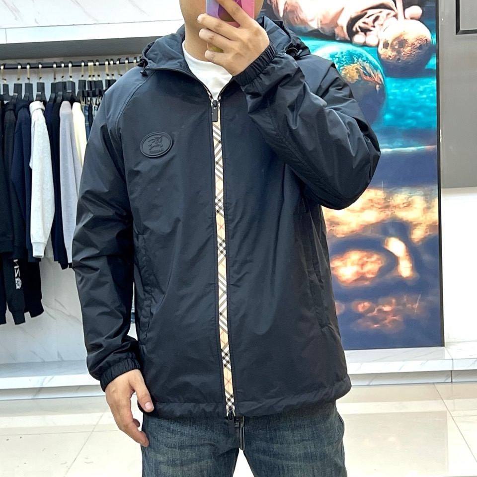 BURBERY巴宝、25s连帽夹克，沉稳黑色基调搭配轻盈尼龙面料，完美平衡商务与休闲风格。标志性连帽设计