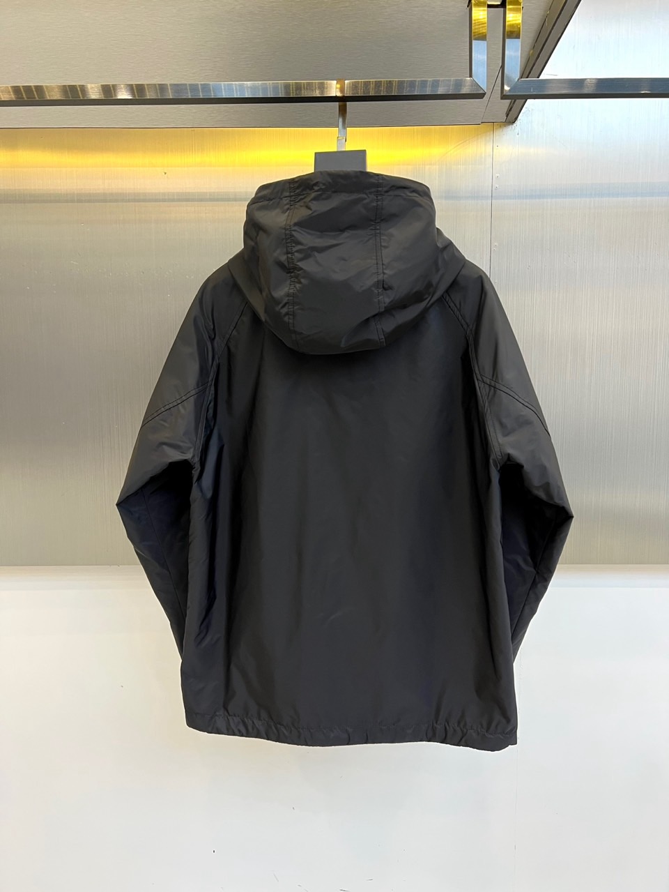 BURBERY巴宝、25s连帽夹克，沉稳黑色基调搭配轻盈尼龙面料，完美平衡商务与休闲风格。标志性连帽设计