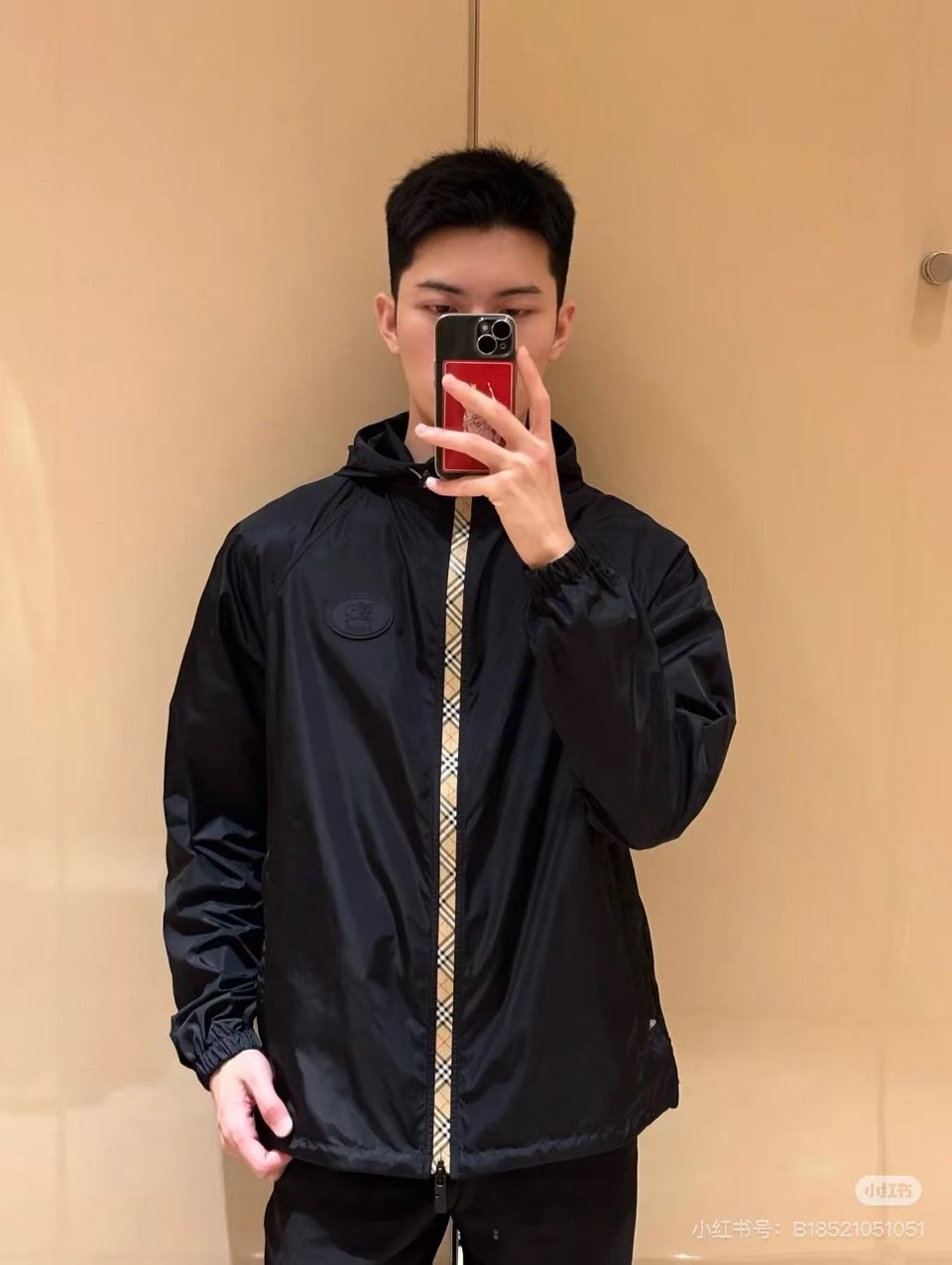 BURBERY巴宝、25s连帽夹克，沉稳黑色基调搭配轻盈尼龙面料，完美平衡商务与休闲风格。标志性连帽设计