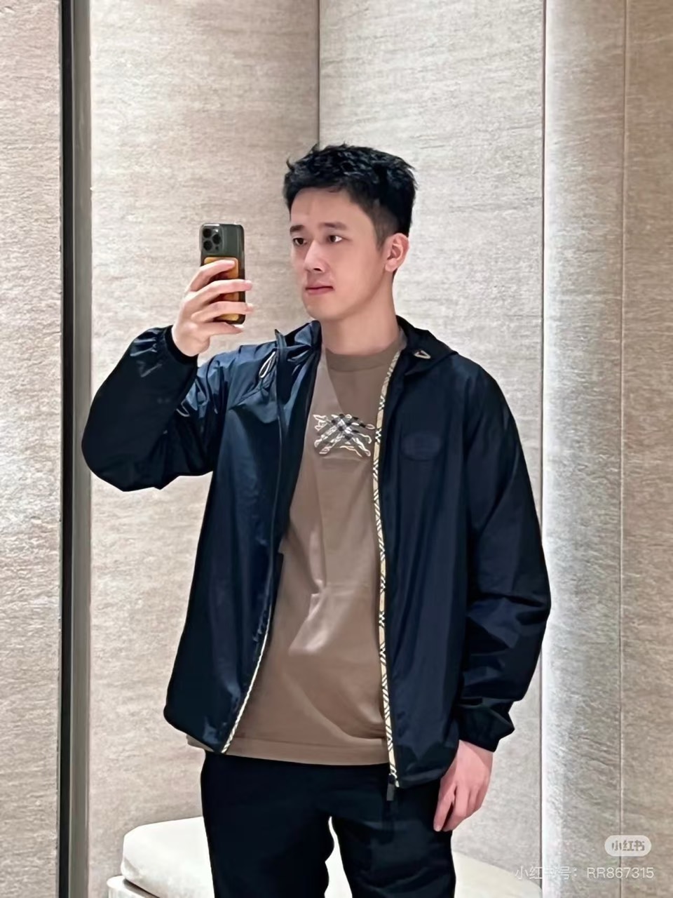 BURBERY巴宝、25s连帽夹克，沉稳黑色基调搭配轻盈尼龙面料，完美平衡商务与休闲风格。标志性连帽设计