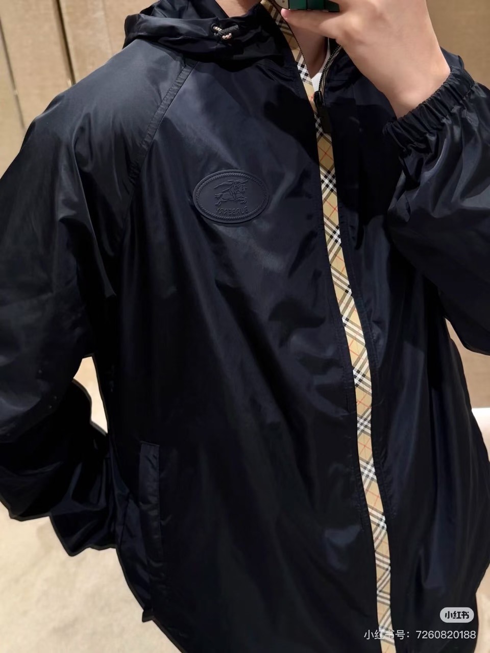 BURBERY巴宝、25s连帽夹克，沉稳黑色基调搭配轻盈尼龙面料，完美平衡商务与休闲风格。标志性连帽设计