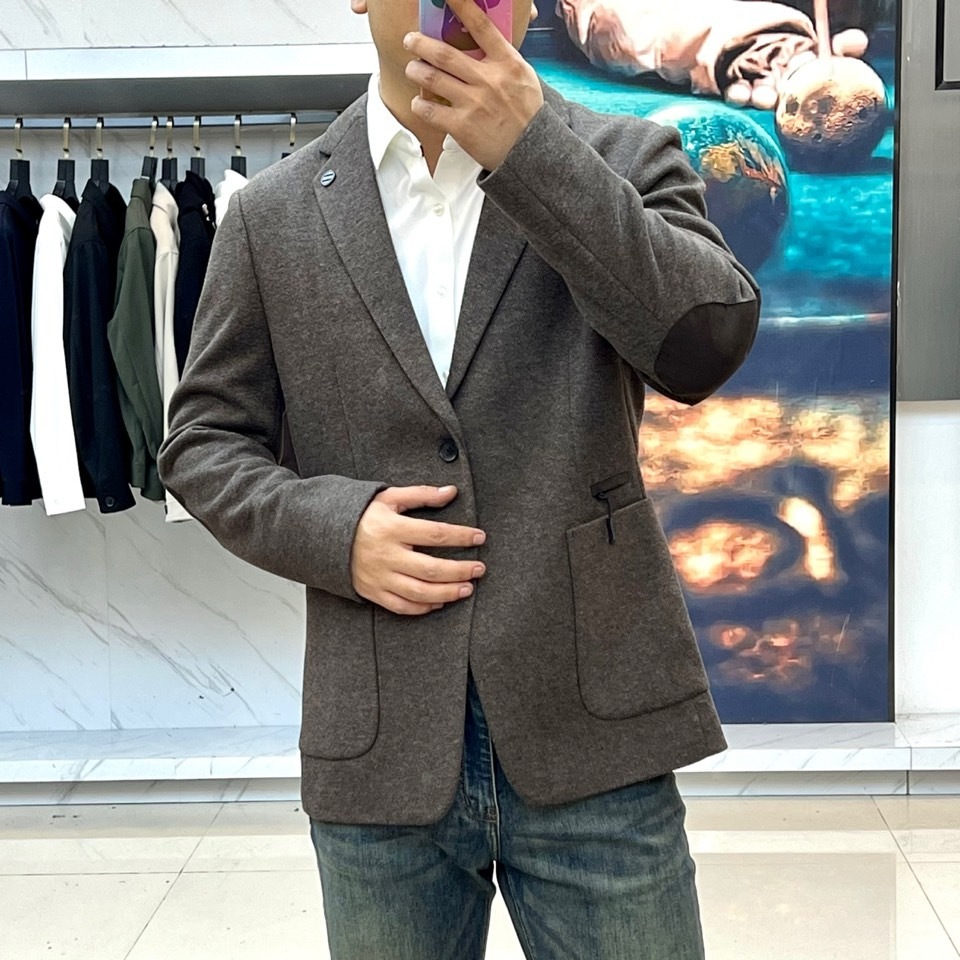 ZEGNA杰尼亚、2025秋冬新品西装外套。诠释现代绅士的从容姿态,重塑职场与生活的着装艺术1. 卓越面