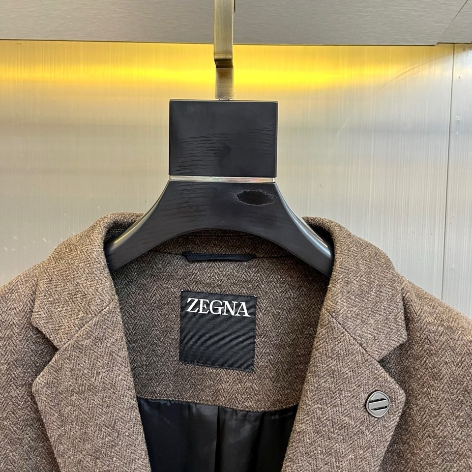 ZEGNA杰尼亚、2025秋冬新品西装外套。诠释现代绅士的从容姿态,重塑职场与生活的着装艺术1. 卓越面