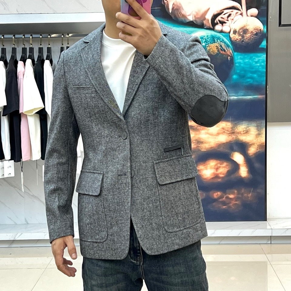 Zegna杰尼亚、2025秋冬新品商务休闲男士羊毛西装外套，采用50%化纤与50%羊毛混纺面料，呈现经典